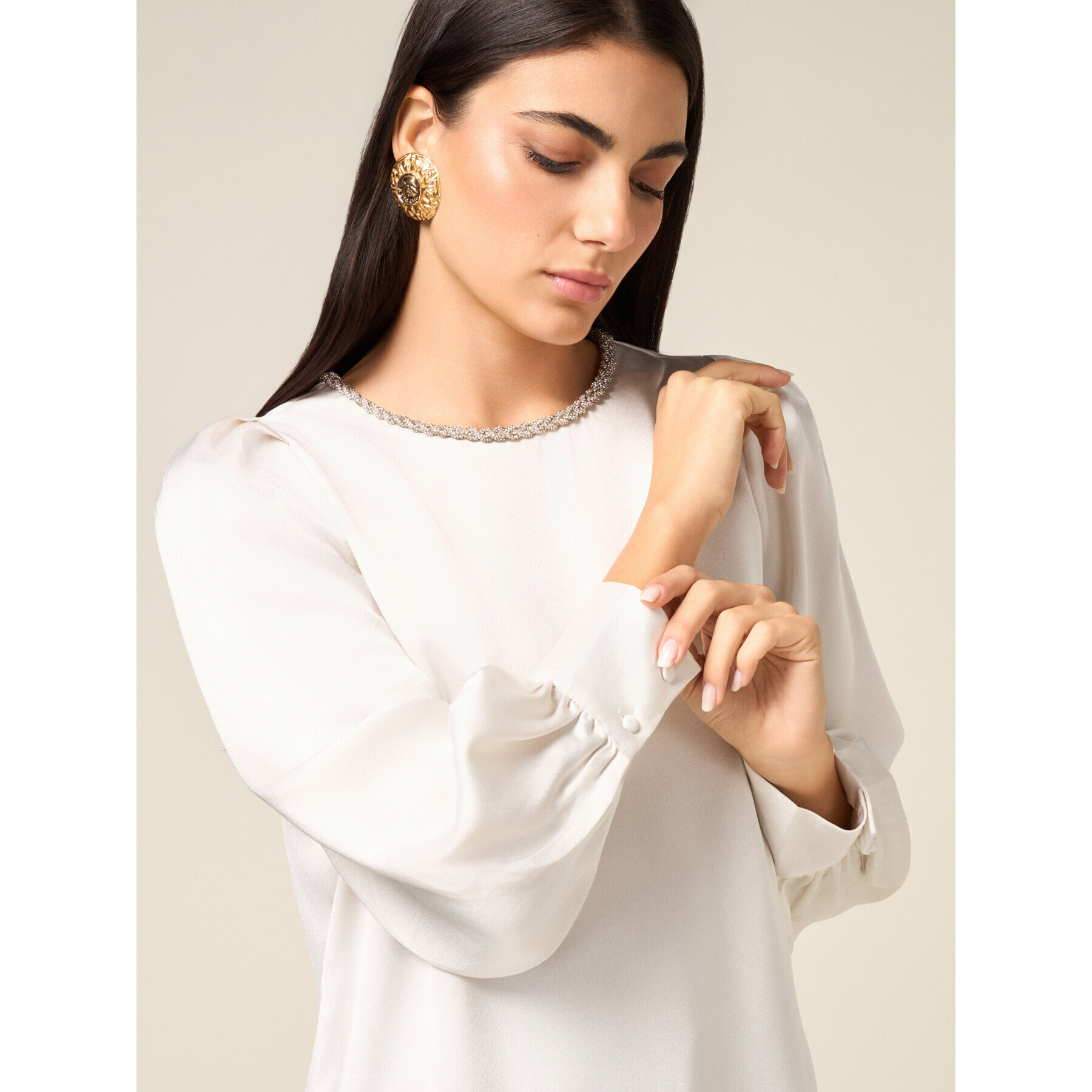 Oltre - Blusa de raso con detalle joya - Blanco