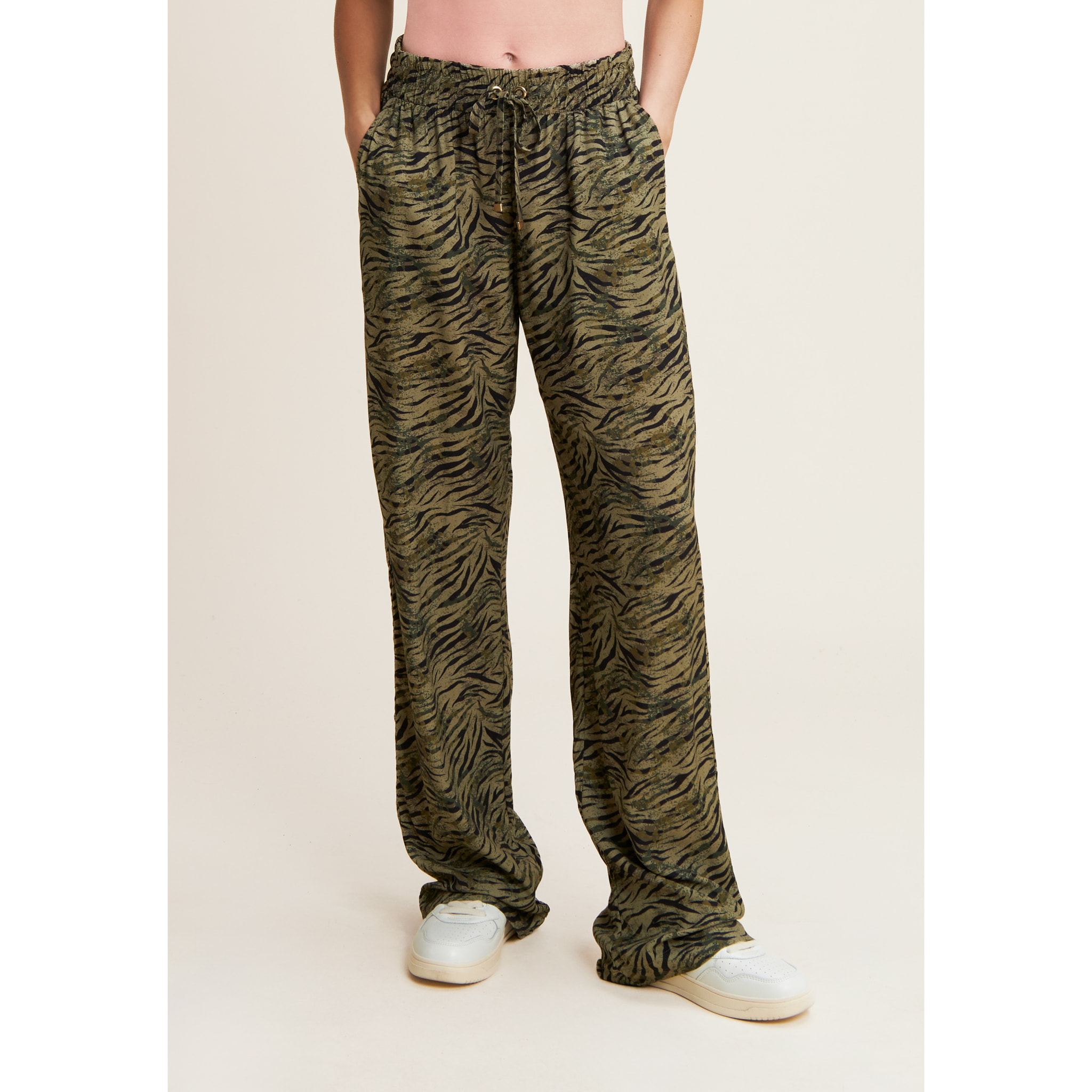 Pantaloni comfort in viscosa animalier con gamba ampia