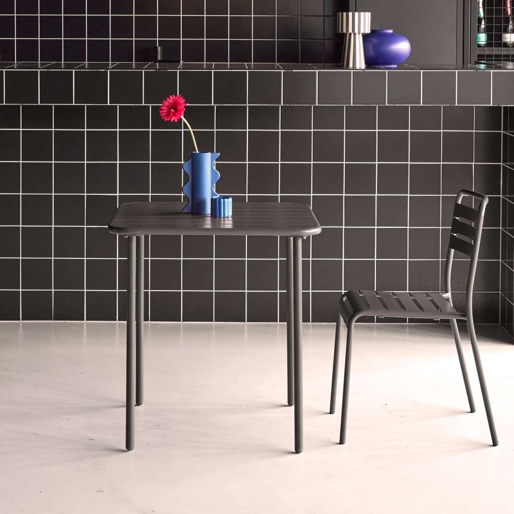 Table de jardin métal 2 places. anthracite. Amelia. 70x70cm. traitement antirouille. lattes et bords arrondis
