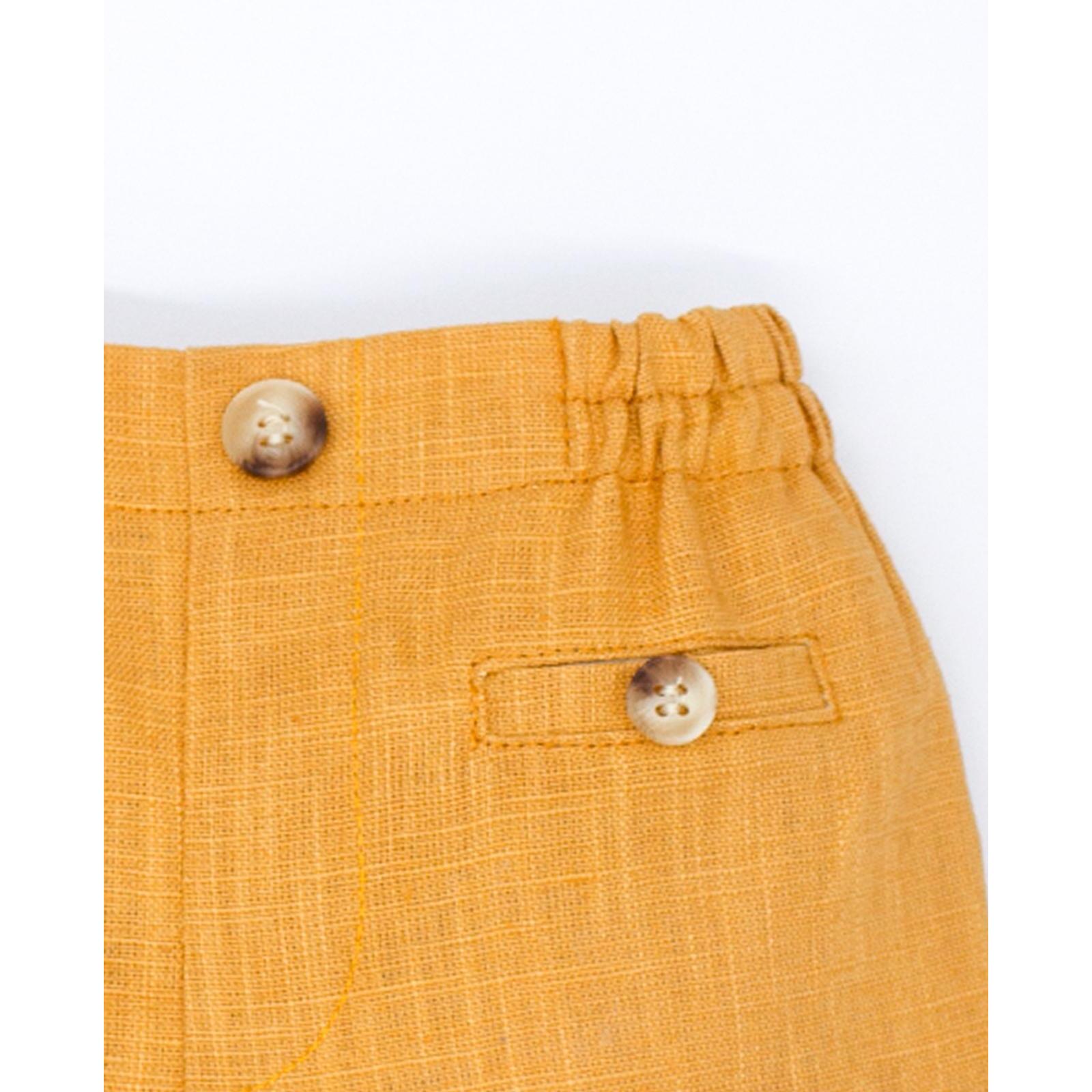 Bermuda de lino mostaza. Bolsillos falsos y botones, cintura elastica.