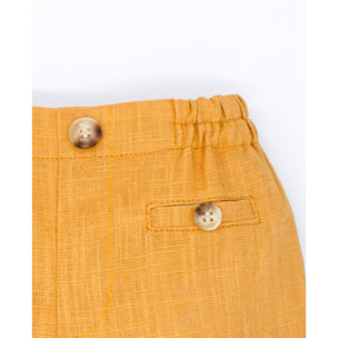 Bermuda de lino mostaza. Bolsillos falsos y botones, cintura elastica.