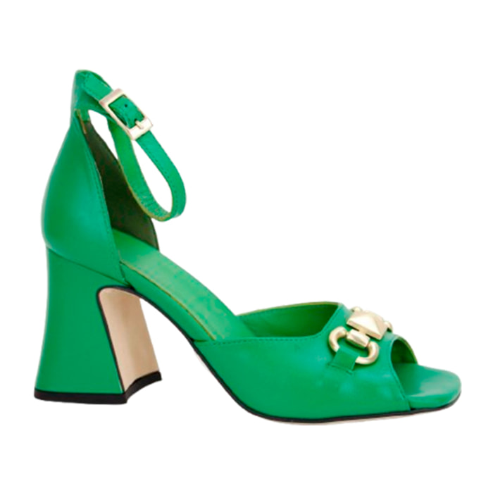 Sandaliacon hebilla y Adorno. Tacón 8,5 cm