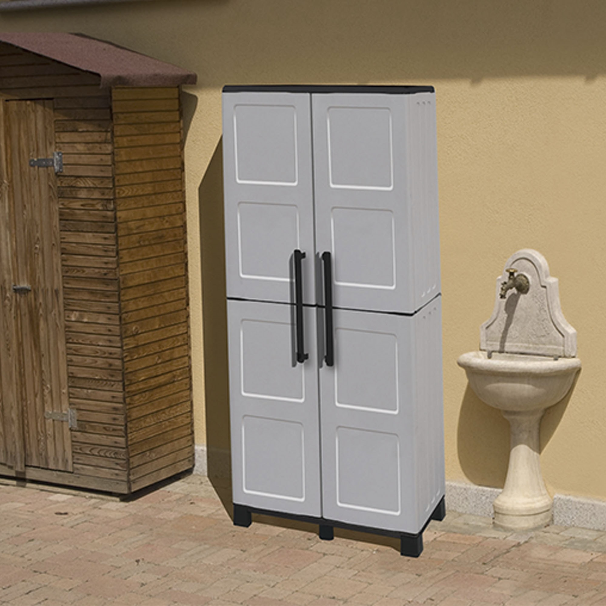 Armario de altura completa en polipropileno, material reciclable y ecológico sostenible, está equipado con bisagras de acero, estantes ajustables y lo