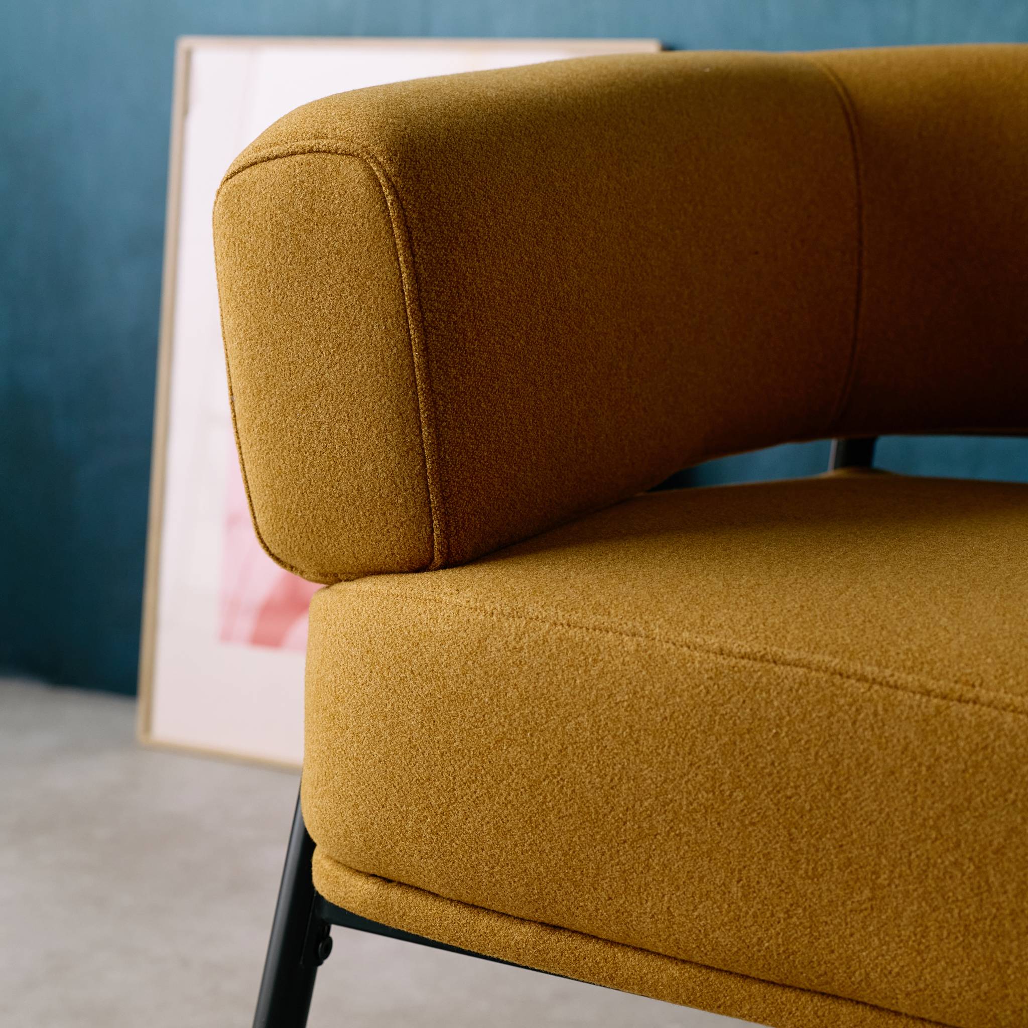 Fauteuil tissu moutarde dossier incurvé piétement métal L 81.5 x P 72.5 x H 69 cm - Cristo