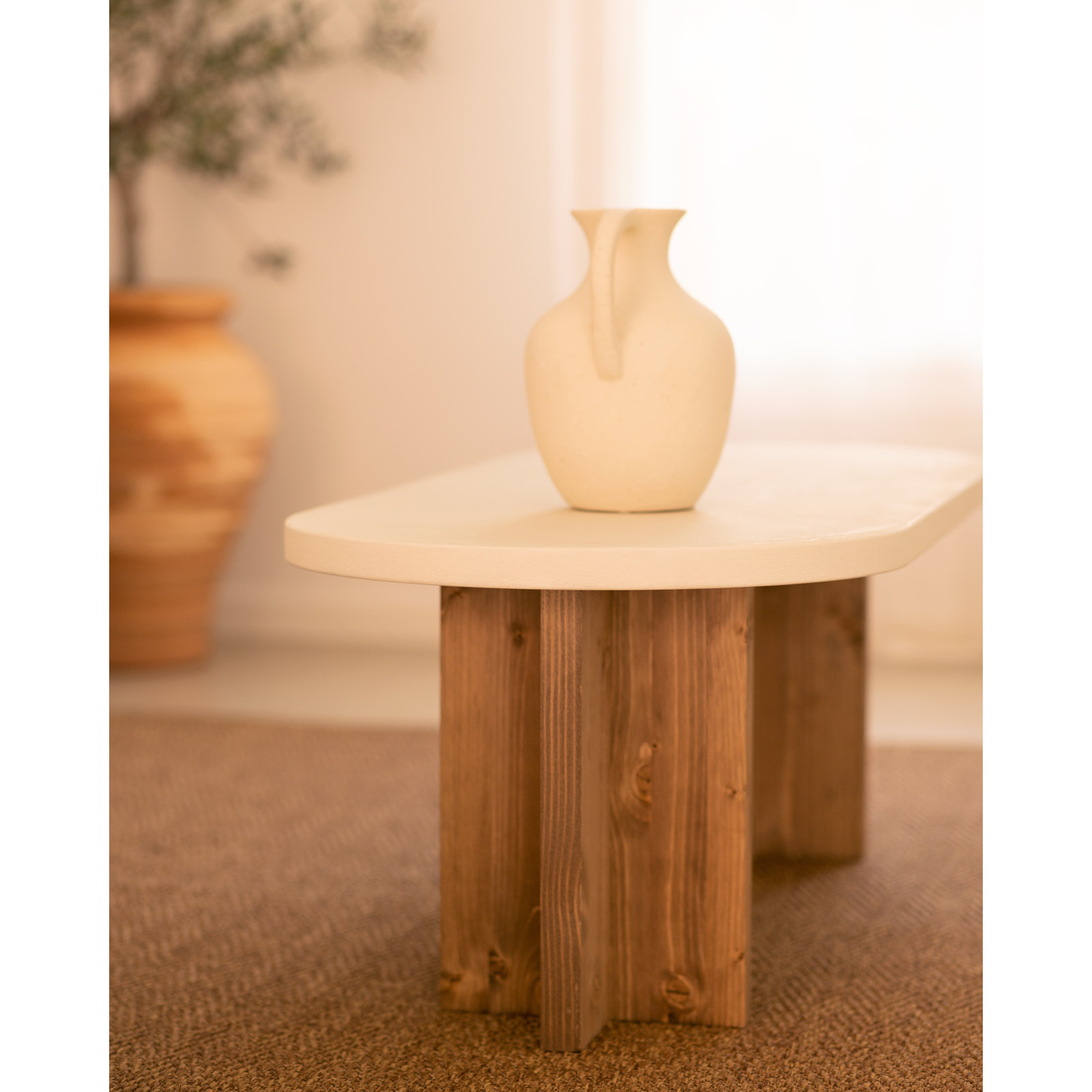 Table basse en microciment de couleur blanc cassé avec des pieds en bois de chêne foncé de 120x50cm Hauteur: 40 Longueur: 120 Largeur: 50