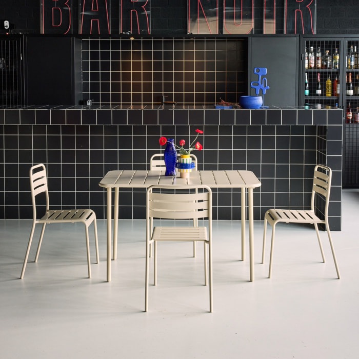 Table de jardin métal + 4 assises beige en acier. Amelia. 120 x 70 x 72.5 cm