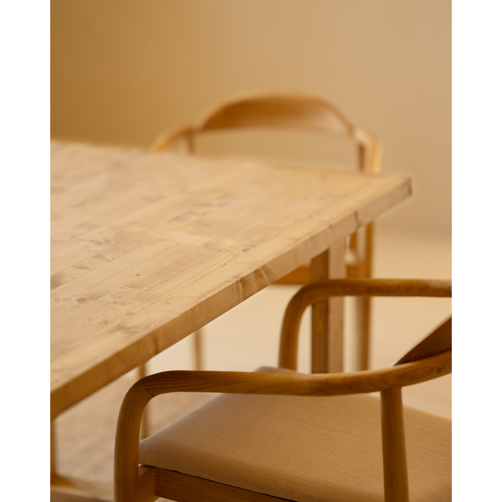 Mesa de comedor de madera maciza en tono roble medio de varias medidas