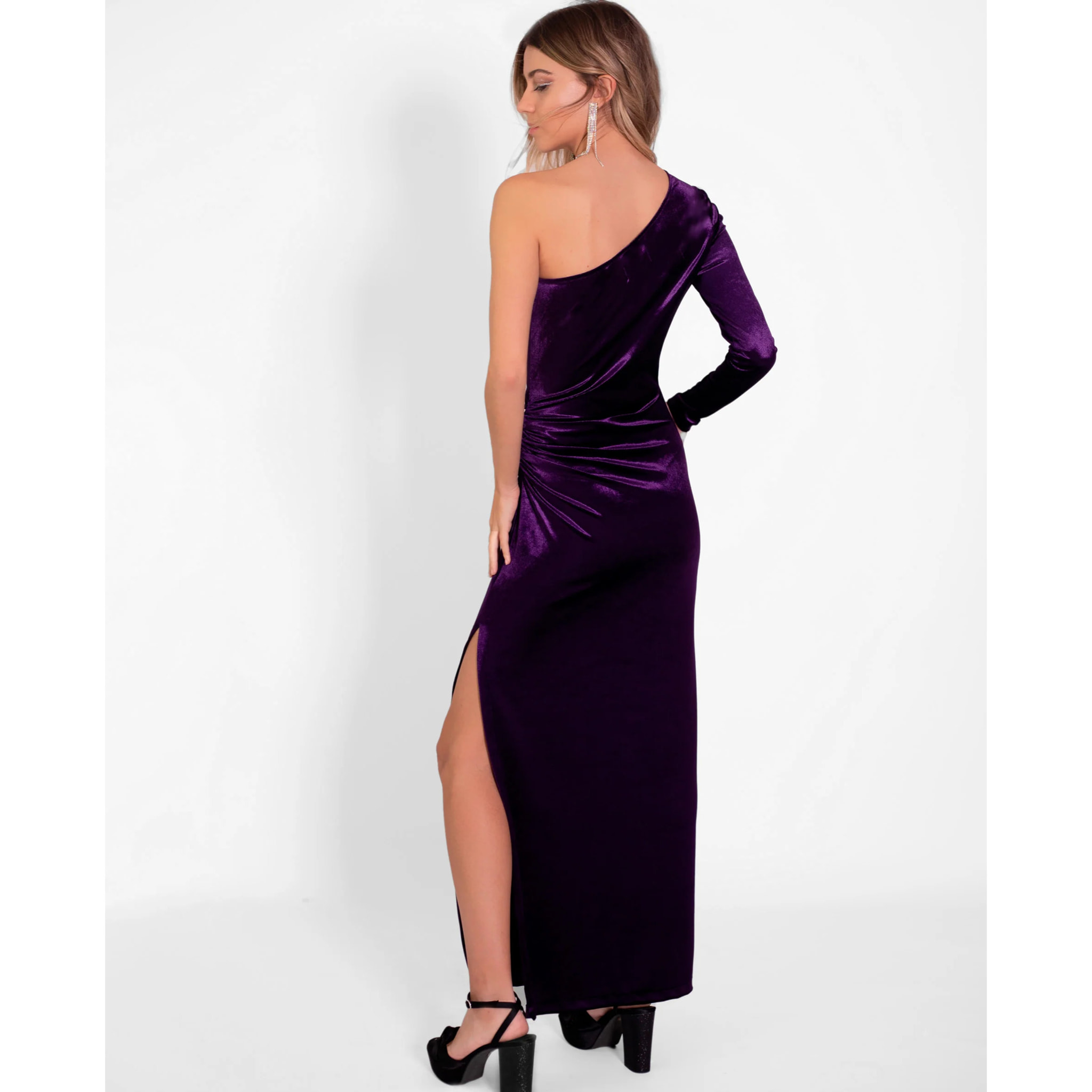 Vestido de terciopelo con una manga larga.