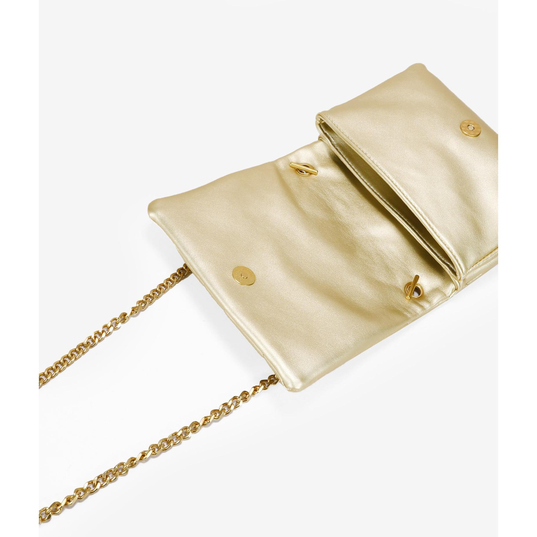 Bolso pequeño dorado con cadena