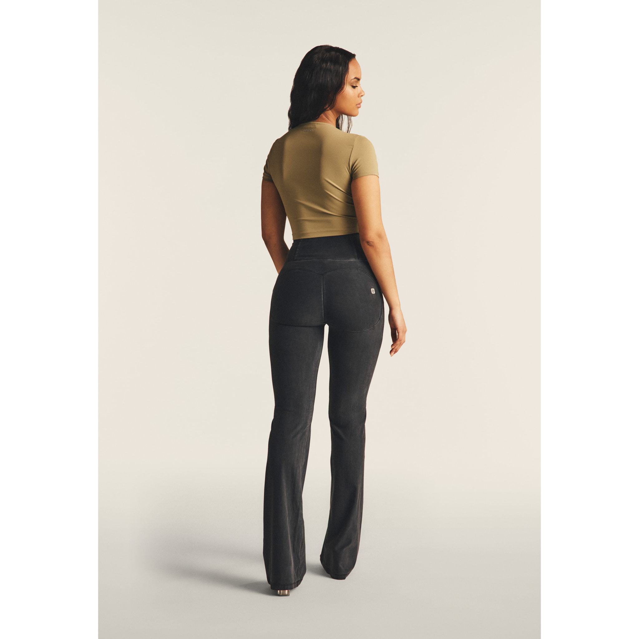 T-shirt cropped con effetto raccolto