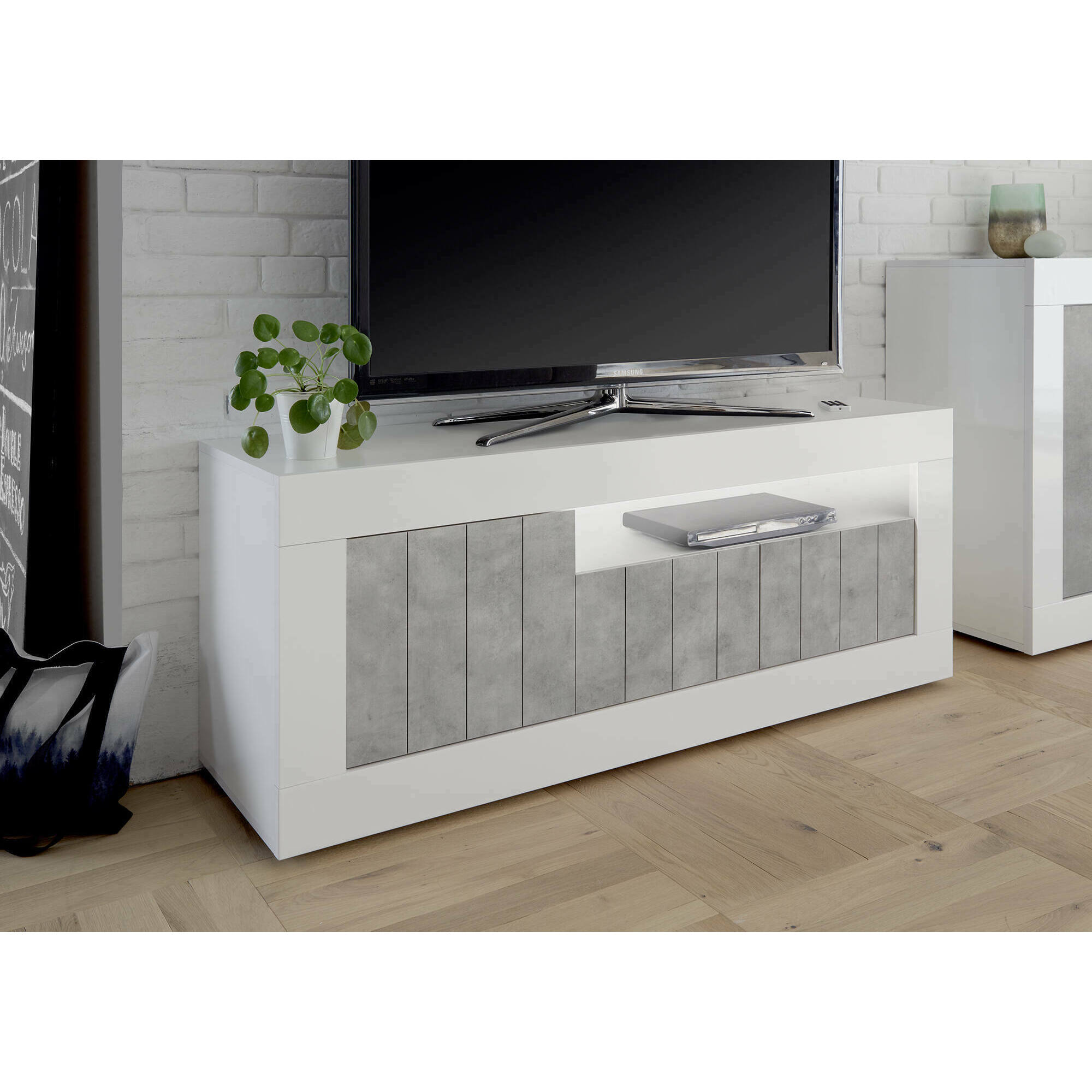 Mobile da soggiorno Porta TV, Made in Italy, Credenza per TV da salotto a 3 ante e ripiani, cm 138x56h42, colore Bianco lucido e cemento