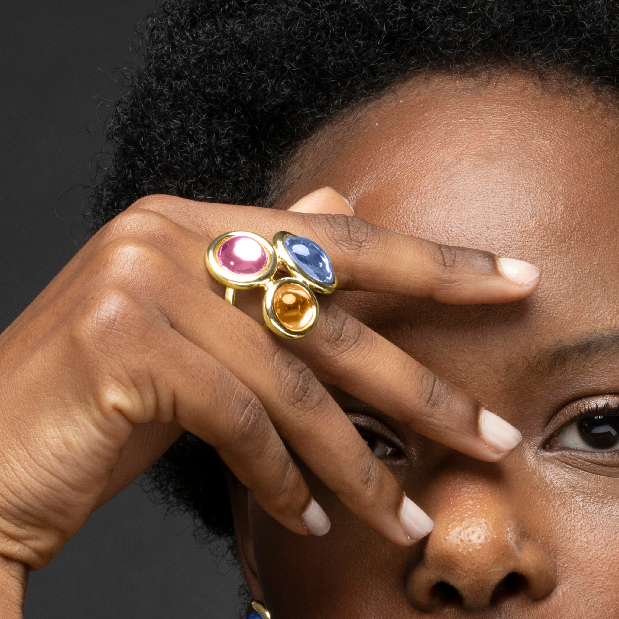 Anillo de Cristal Multicolor acabado en oro amarillo de 18K