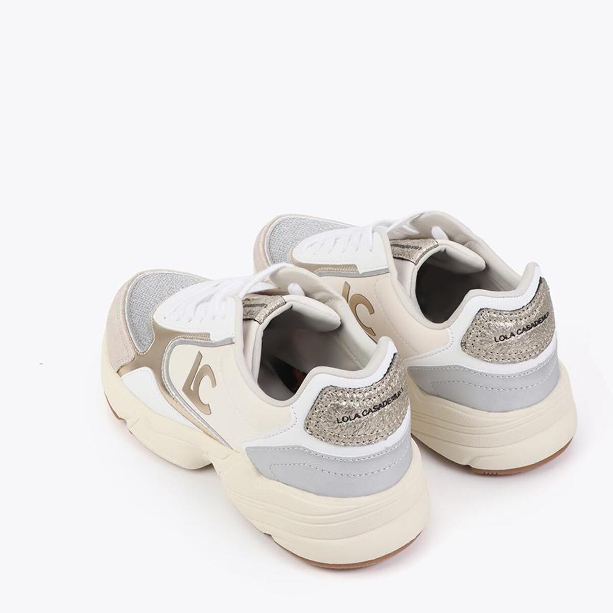 Scarpa sportiva con suola in stile running, caratterizzata da tessuti abbinati e dettagli in pelle.