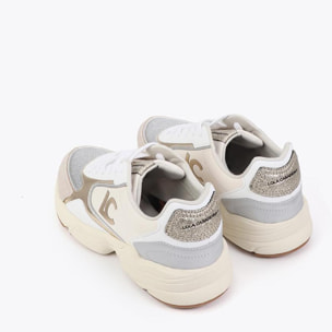 Scarpa sportiva con suola in stile running, caratterizzata da tessuti abbinati e dettagli in pelle.