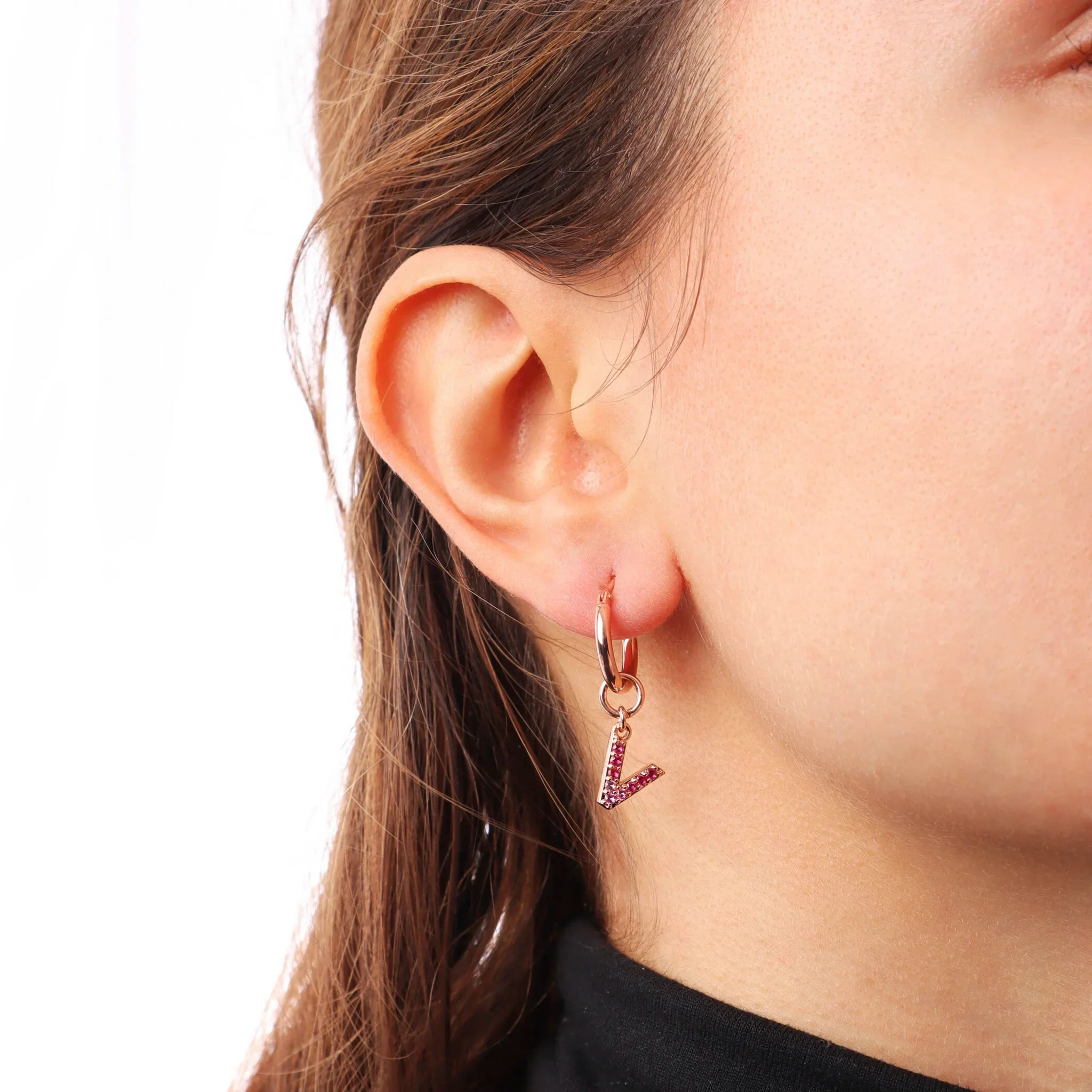 Orecchino a Cerchio con Ciondolo Lettera V in Pavé di Cubic Zirconia Blu