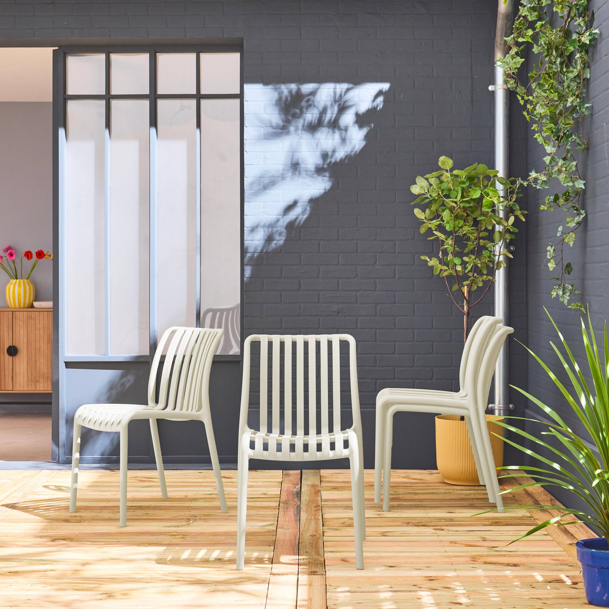 Lot de 4 chaises de jardin en plastique beige. empilables. déjà montées
