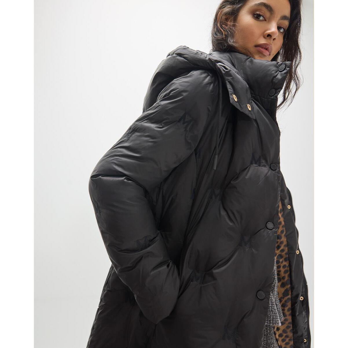 Cappotto lungo trapuntato con M ricamate