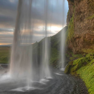 Papier peint panoramique sous une cascade en islande Intissé