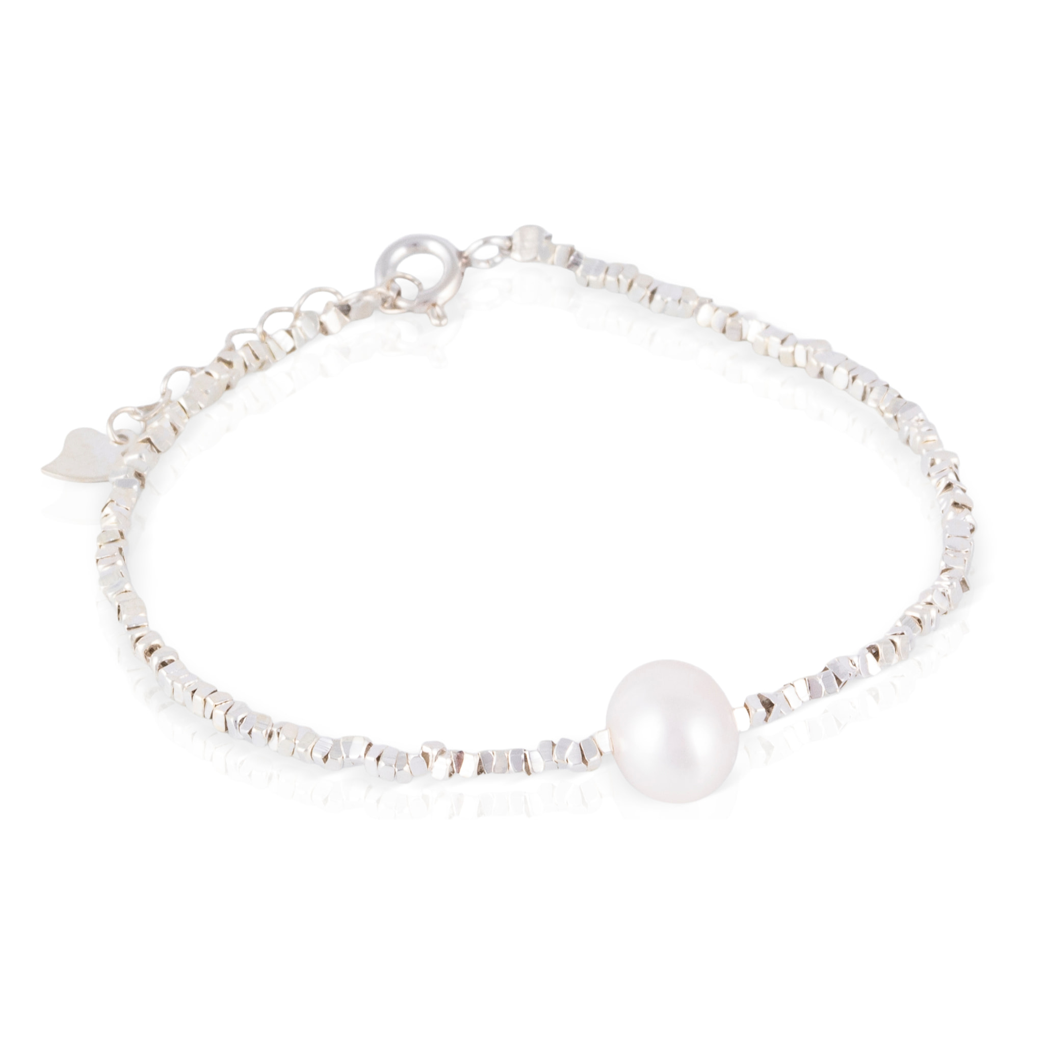 Pulsera plateada con diseño de perla blanca, detalles en plata de ley 925 y cierre de resorte.