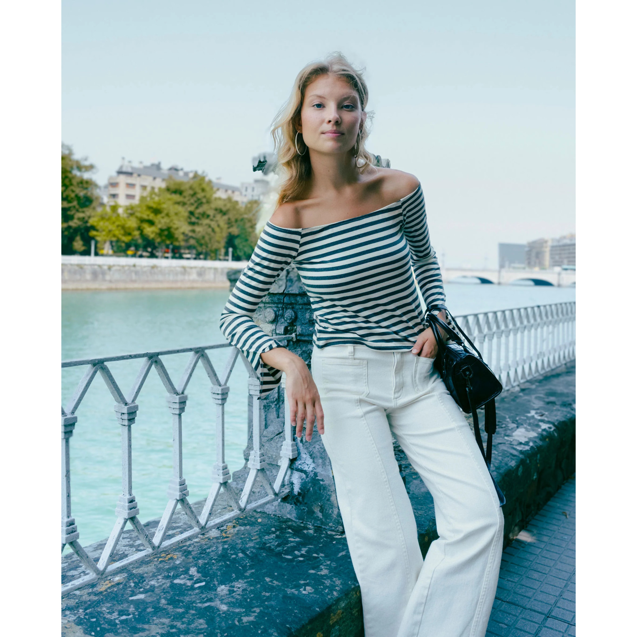 Camiseta mujer de rayas y escote bardot