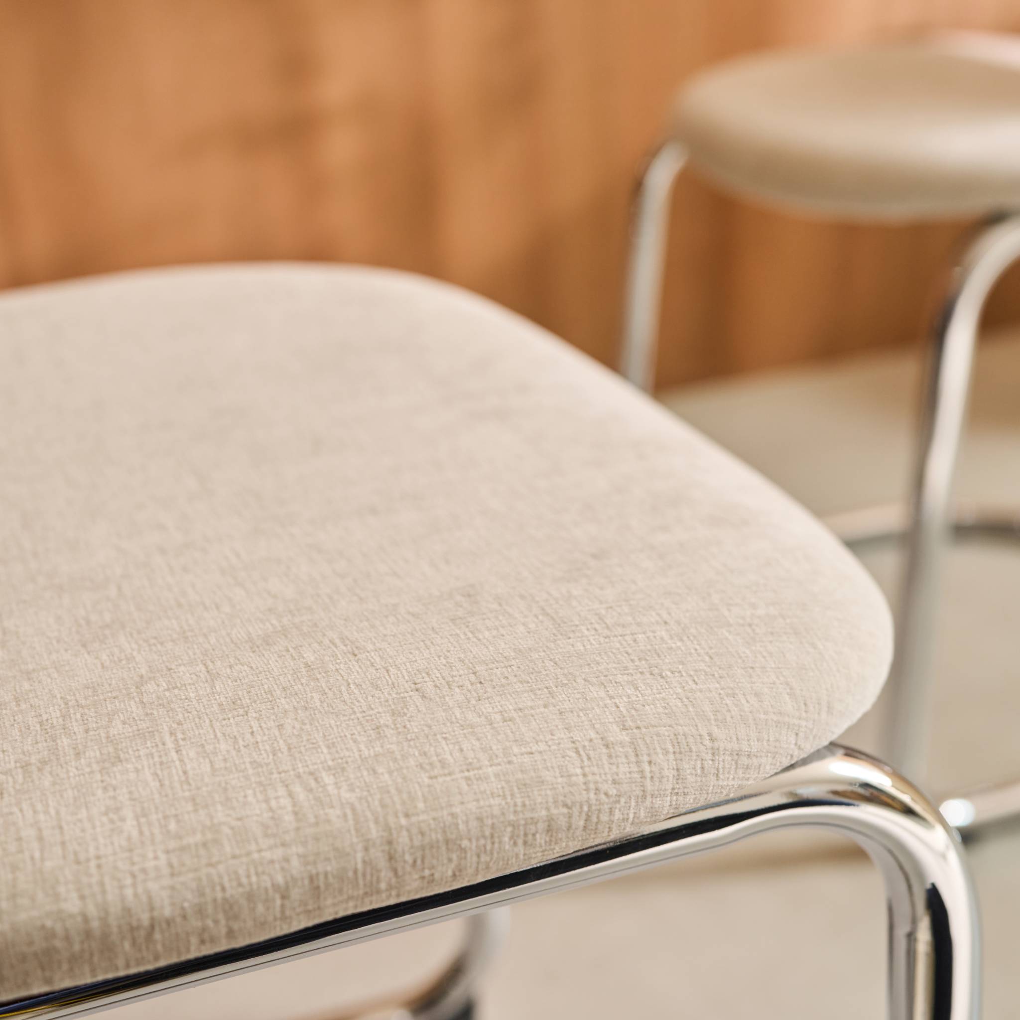 Lot de 2 chaises cantilever arrondie métal. tissu chenille beige et pieds chromés - L 47 x P 54.5 x H 81cm - Maloa