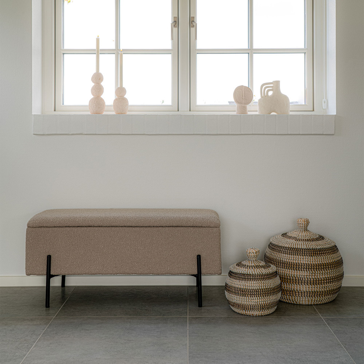 Panchetta Watford con contenitore in bouclé beige, 95 cm