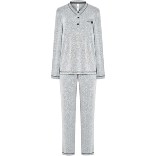 Pijama mujer con agradable tejido vigoré, escote en pico con una práctica abertura de botones, manga larga y pantalón largo