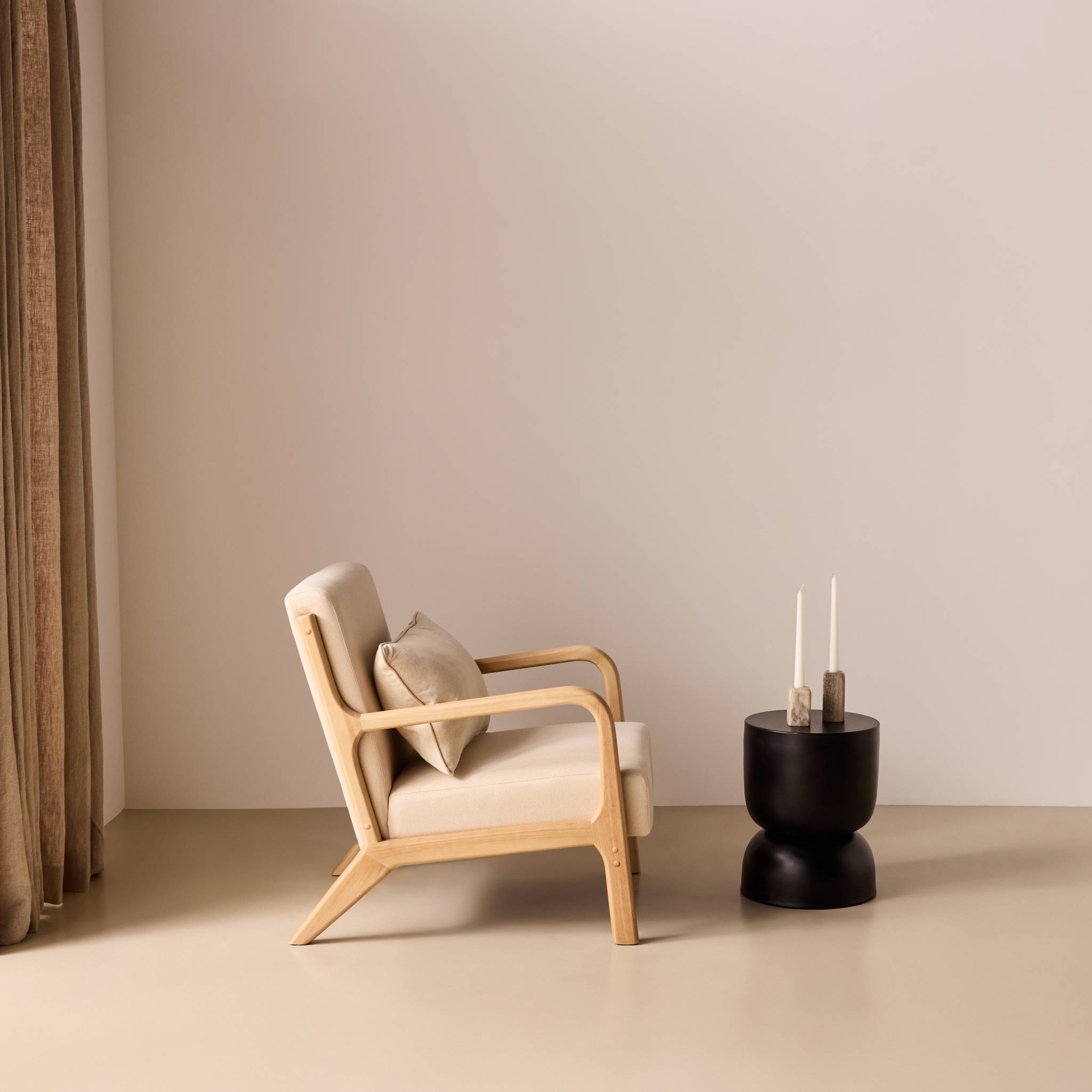 Fauteuil scandinave bois d'hévéa et tissu LORENS