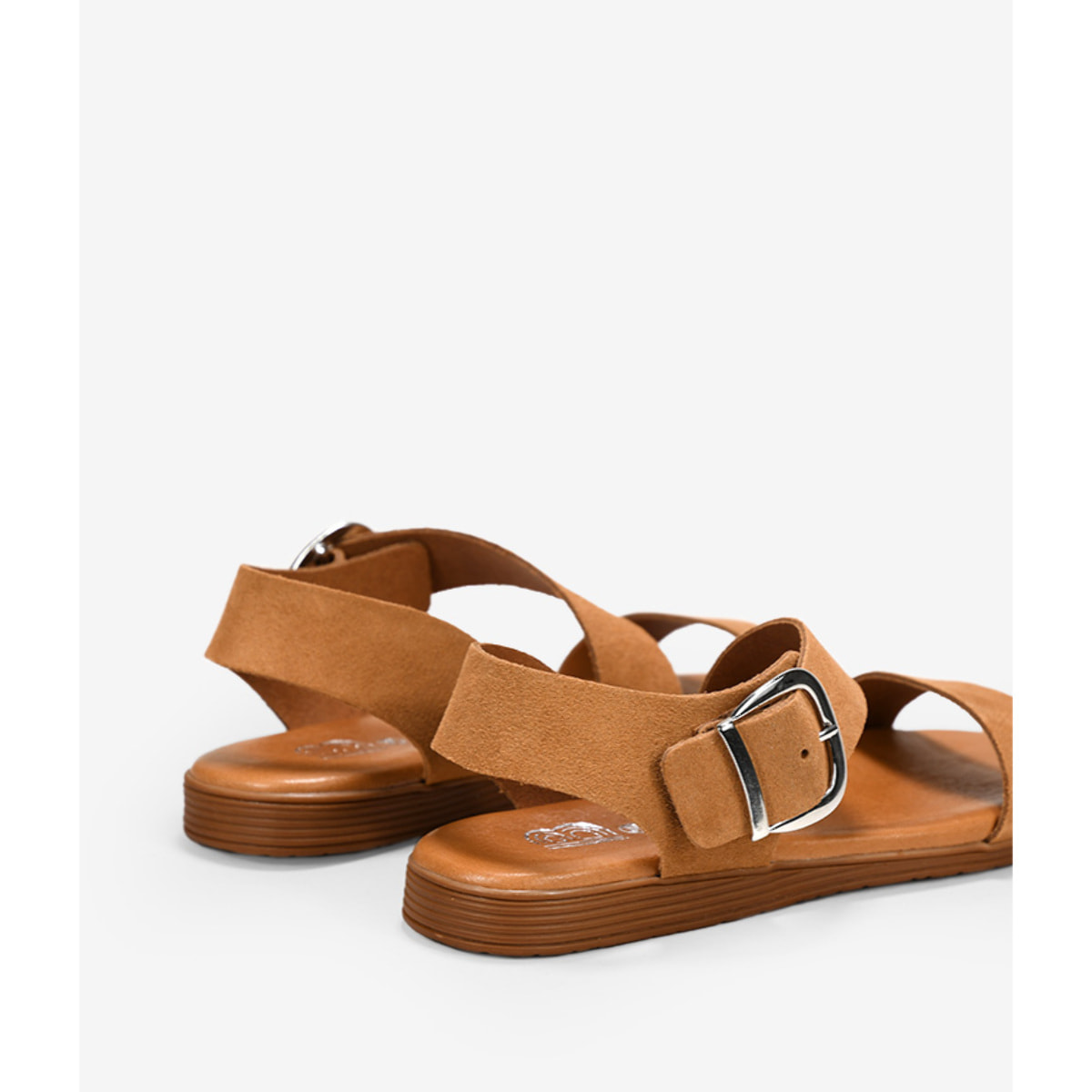 Sandalias planas de piel marrones