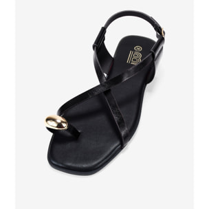 Sandalias planas negras de dedo con anillo