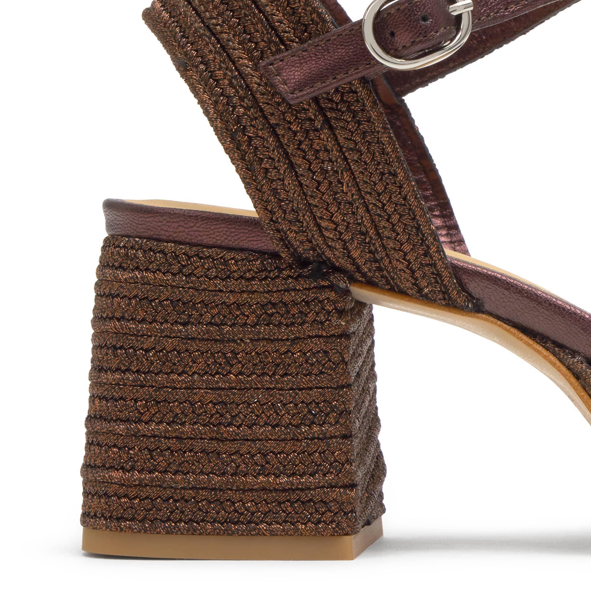 Sandalia Vallita tacón forrado en trenzado metalizado artesanal con pulsera y escote en V