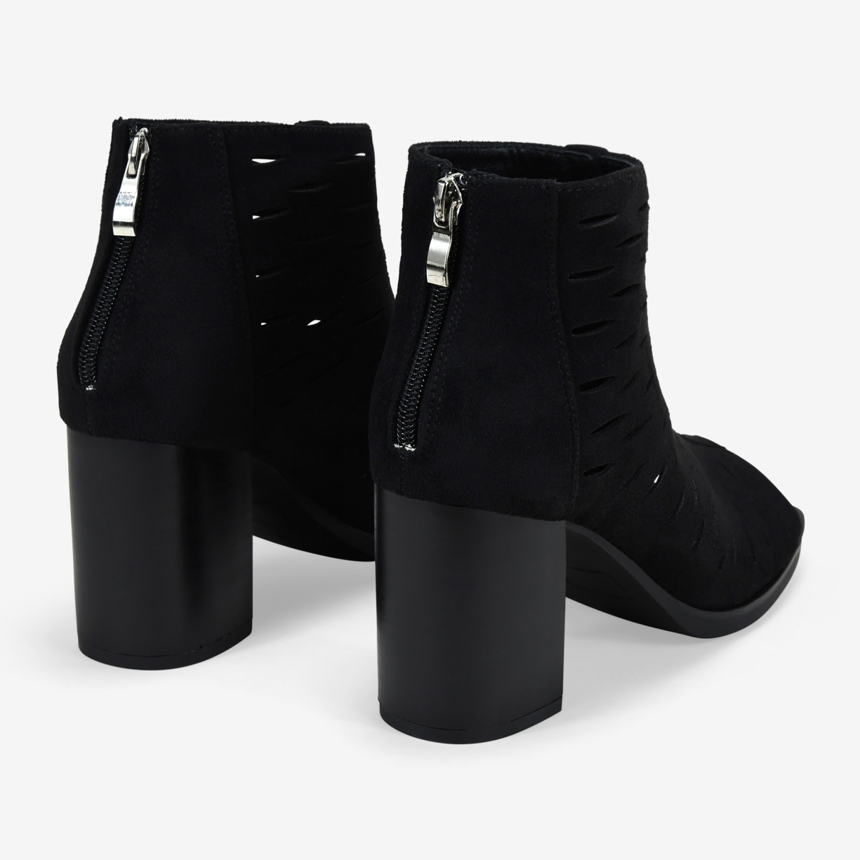 Botines negros con puntera abierta y calados