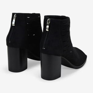 Botines negros con puntera abierta y calados