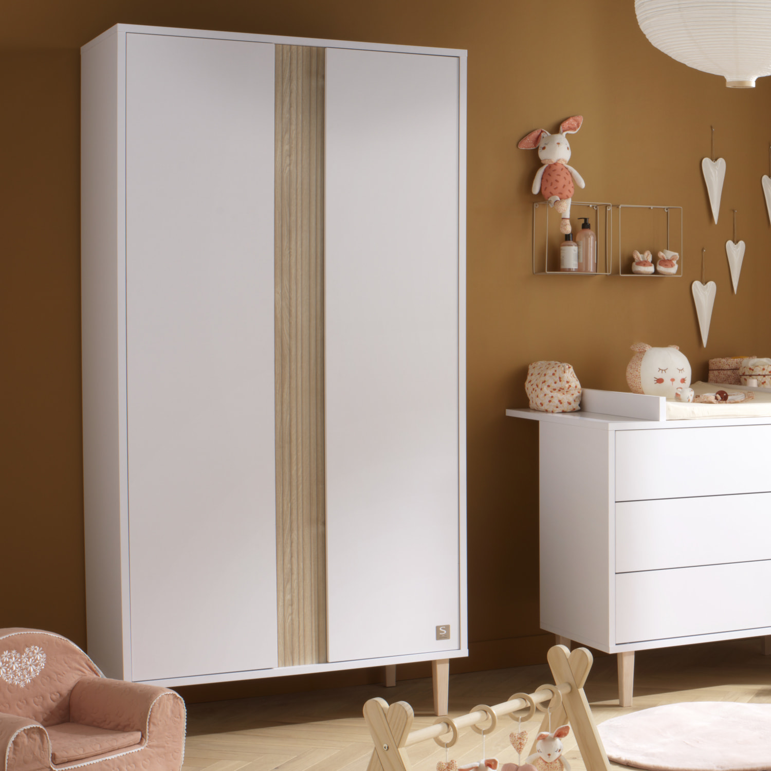 Armoire 2 portes avec détail imitation bois texturé et pieds bois