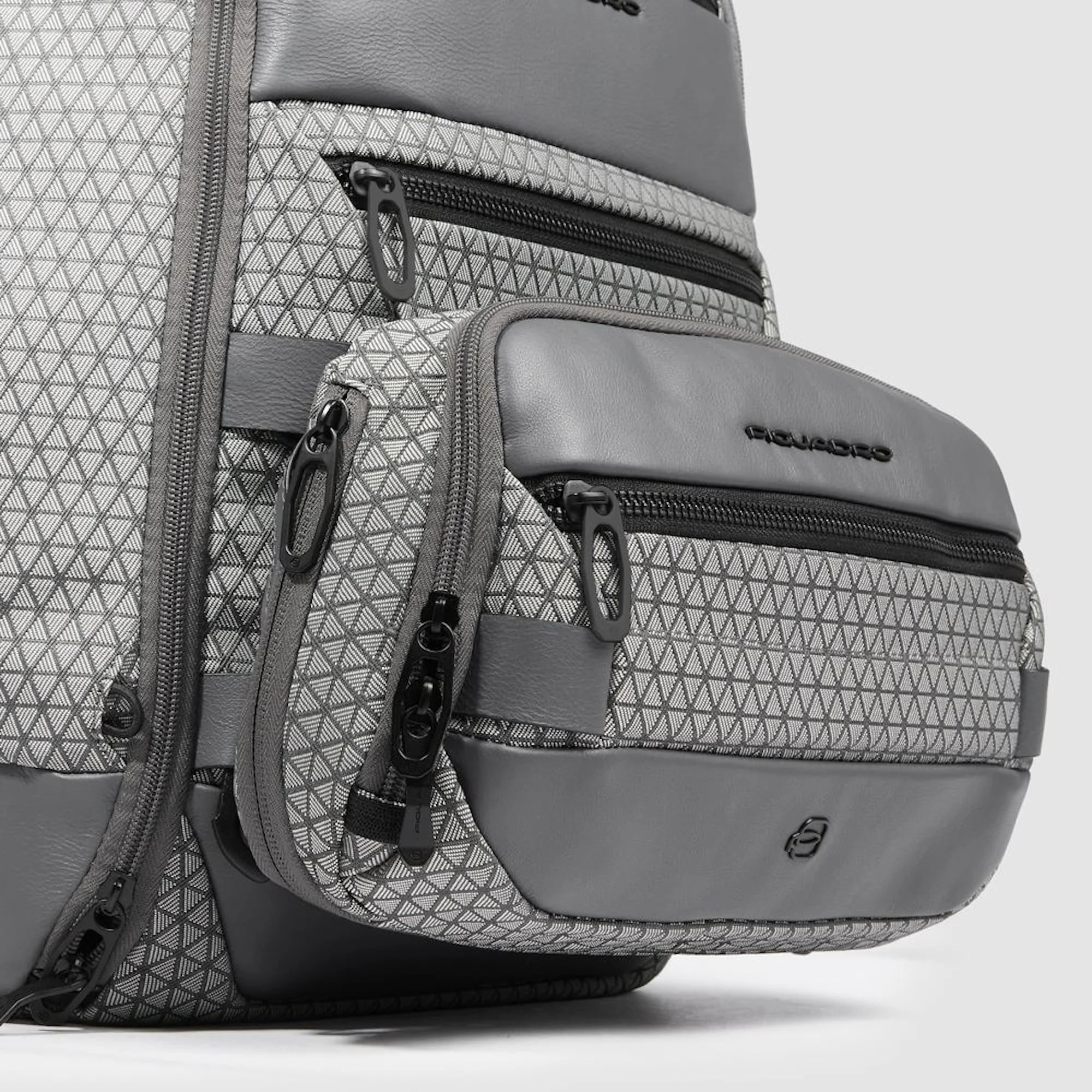 Piquadro Zaino da viaggio modulare porta pc e iPad® con sistema di sicurezza antifurto e tasca portaocchiali