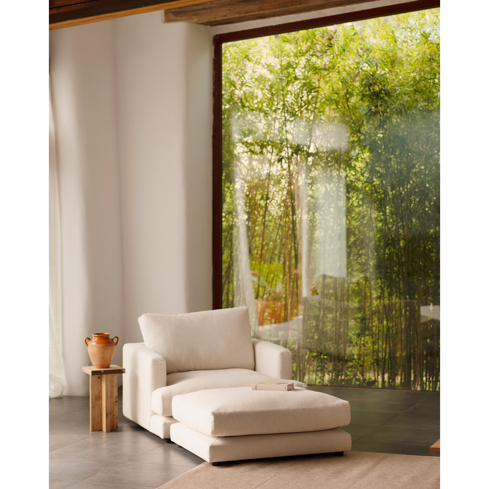 Puf blanco roto de 97x78cm Alto: 36 Largo: 97 Ancho: 78