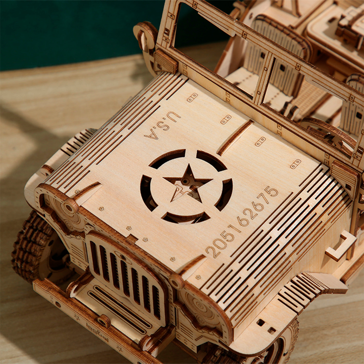 Maqueta de Madera 3D, diseño de Todoterreno con movimiento mecánico. 395 piezas.