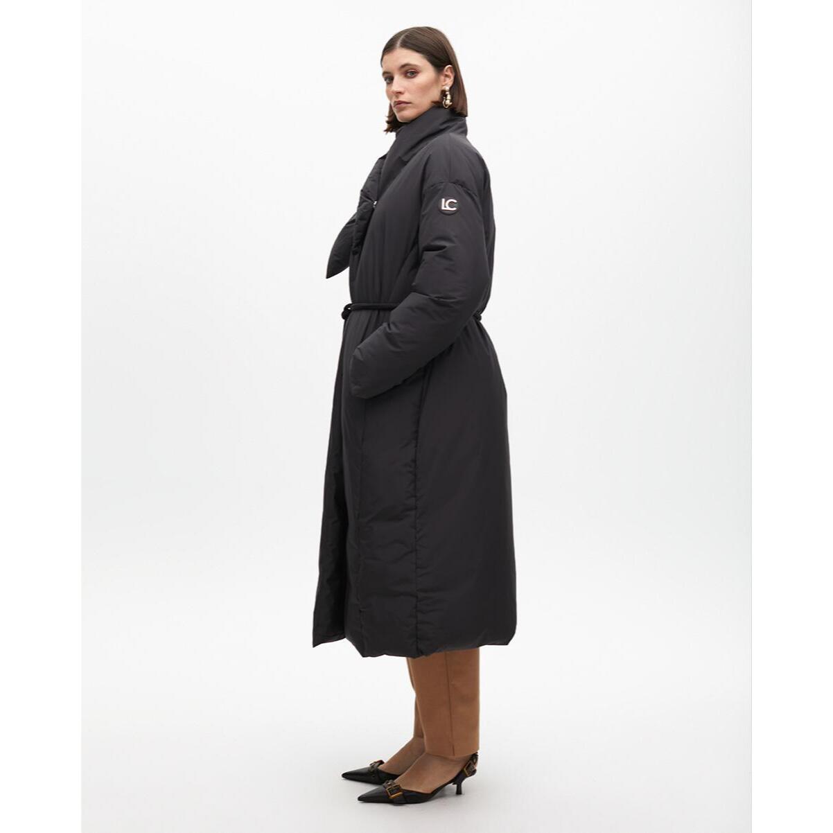 Cappotto imbottito con cintura e collo avvolgente