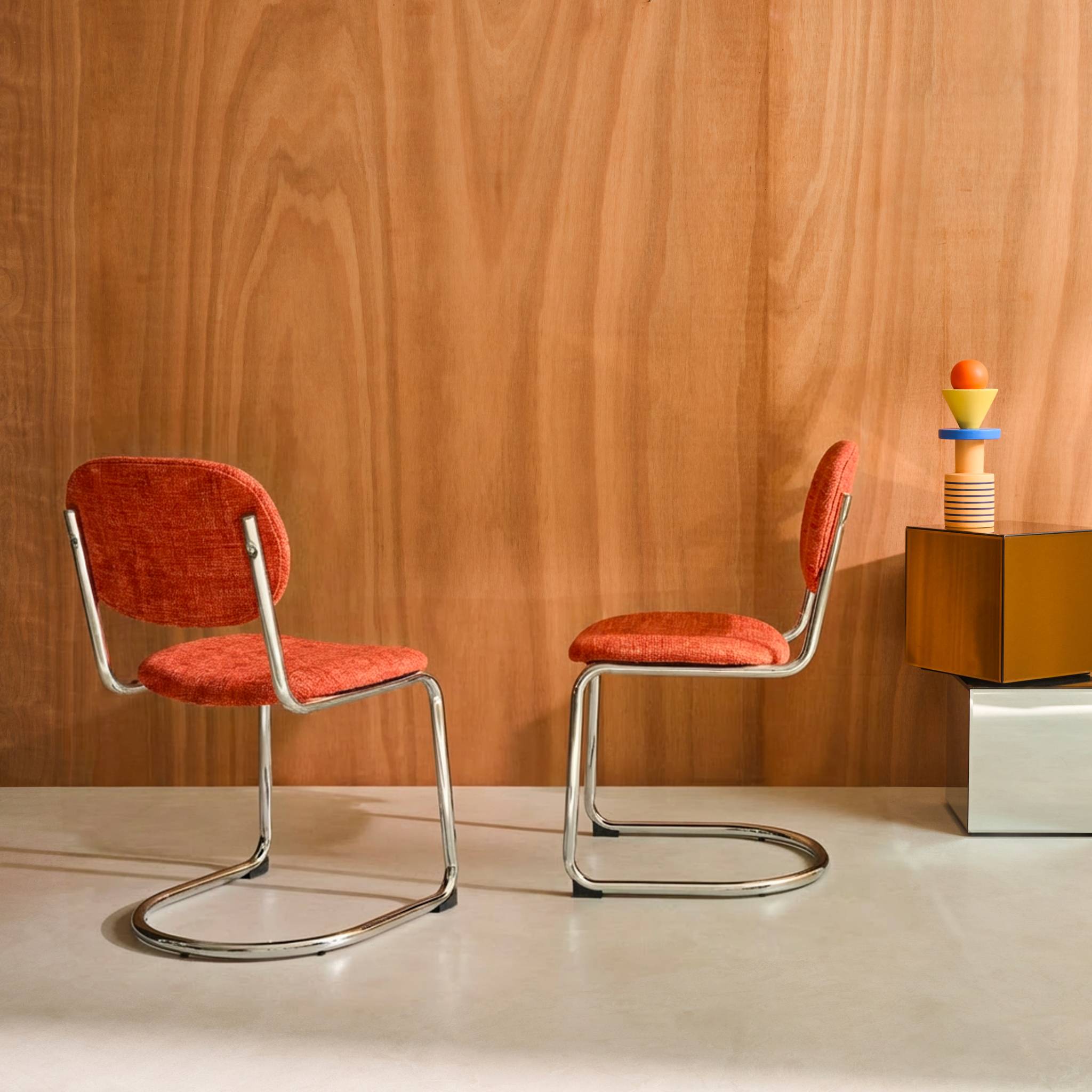 Lot de 2 chaises cantilever arrondie métal. tissu chenille orange et pieds chromés - L 47 x P 54.5 x H 81cm - Maloa