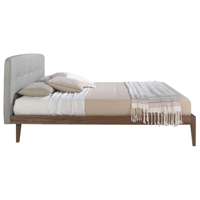 Cama Angel Cerdá capitoné de matrimonio con un cabecero en tela en gris y de madera chapada en nogal natural 172x217x98cm
