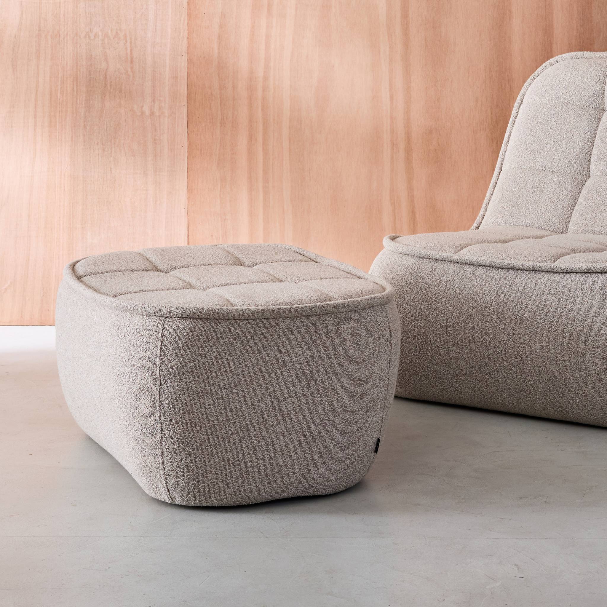 Pouf. repose-pieds pour chauffeuse 1 place Boni bouclette texturée beige L 91 x P 63 x H 40cm - Boni