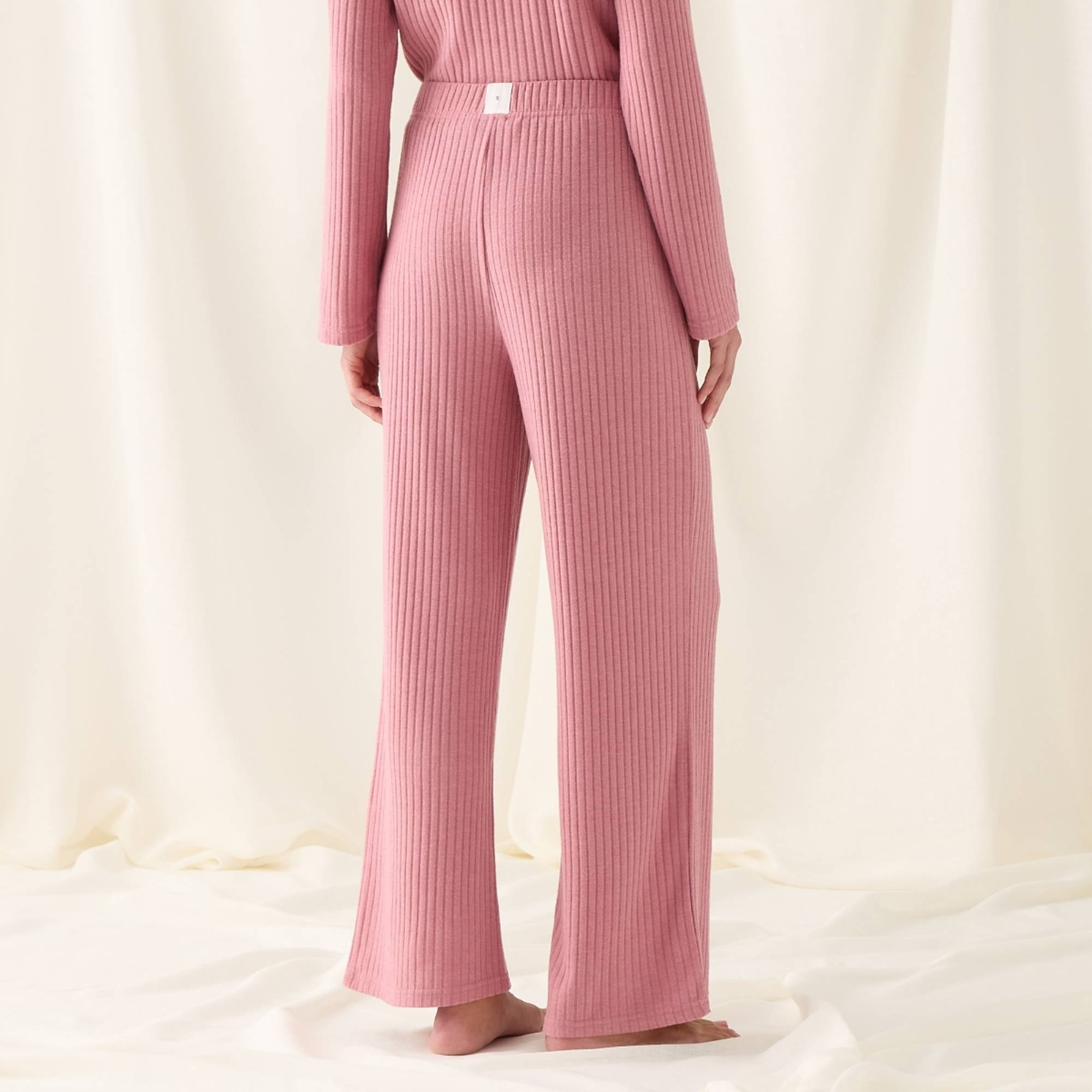 Pantalón de punto canalé Sisa color rosa Poliéster