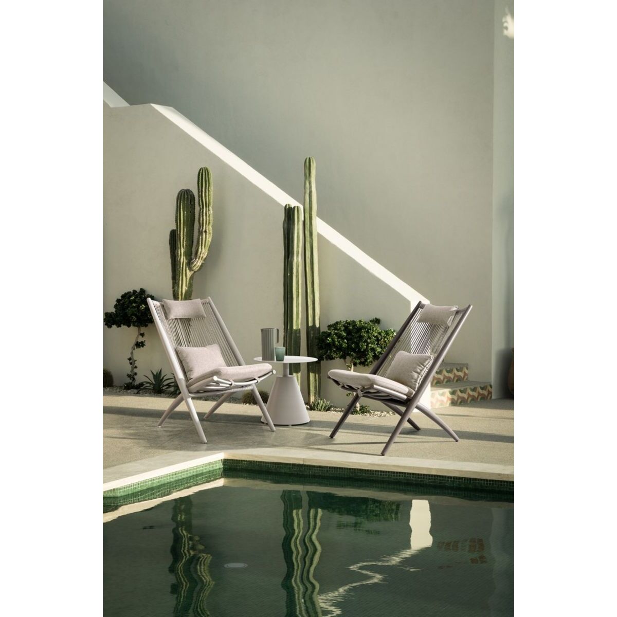Set di 4 poltrone ALOHA in alluminio beige e intreccio di corda beige, con cuscini