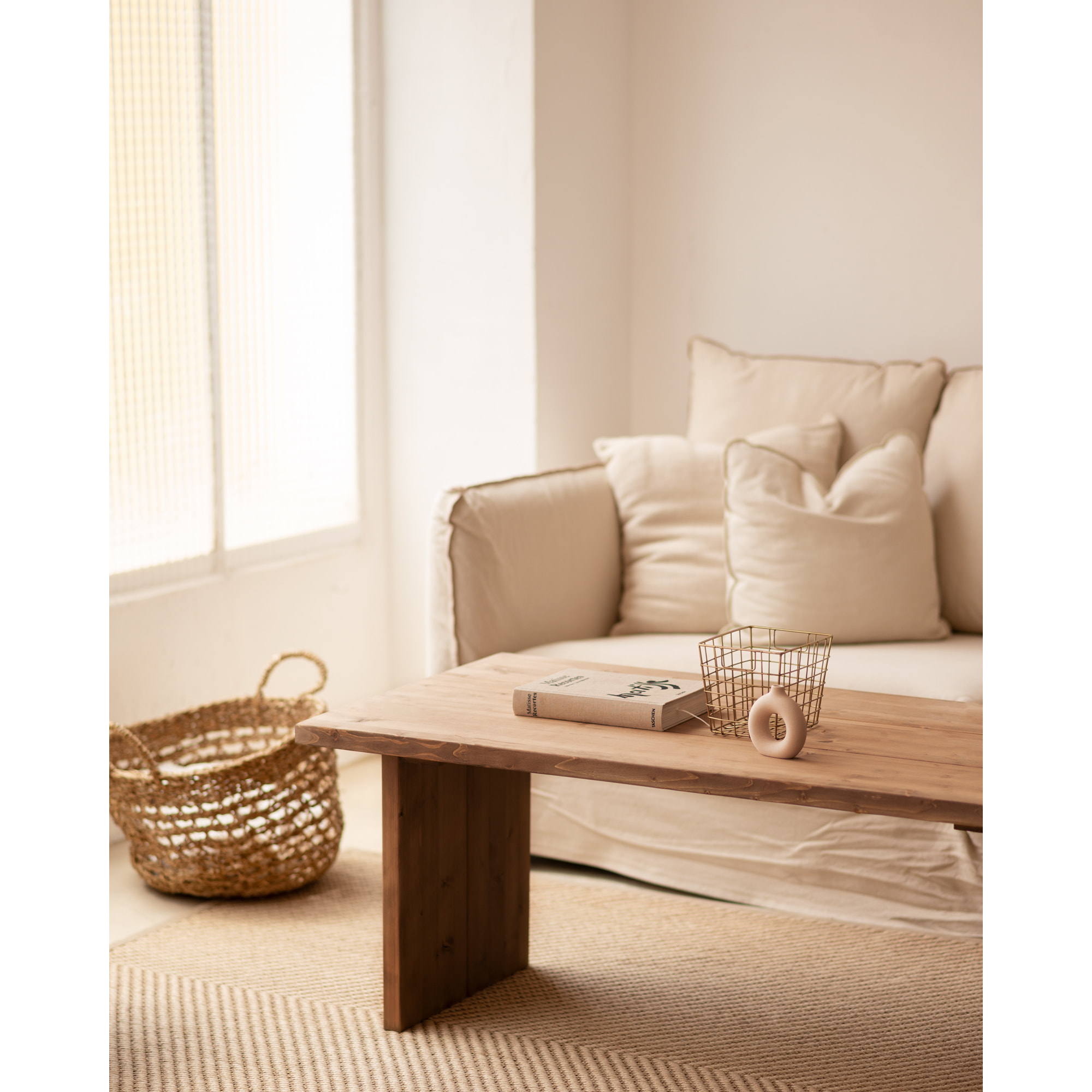 Table basse en bois massif ton chêne foncé 120x60cm Hauteur: 47 Longueur: 120 Largeur: 60