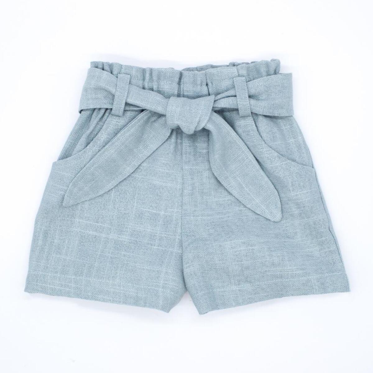 Short de lino verde, fruncido en la cintura con cinturón.