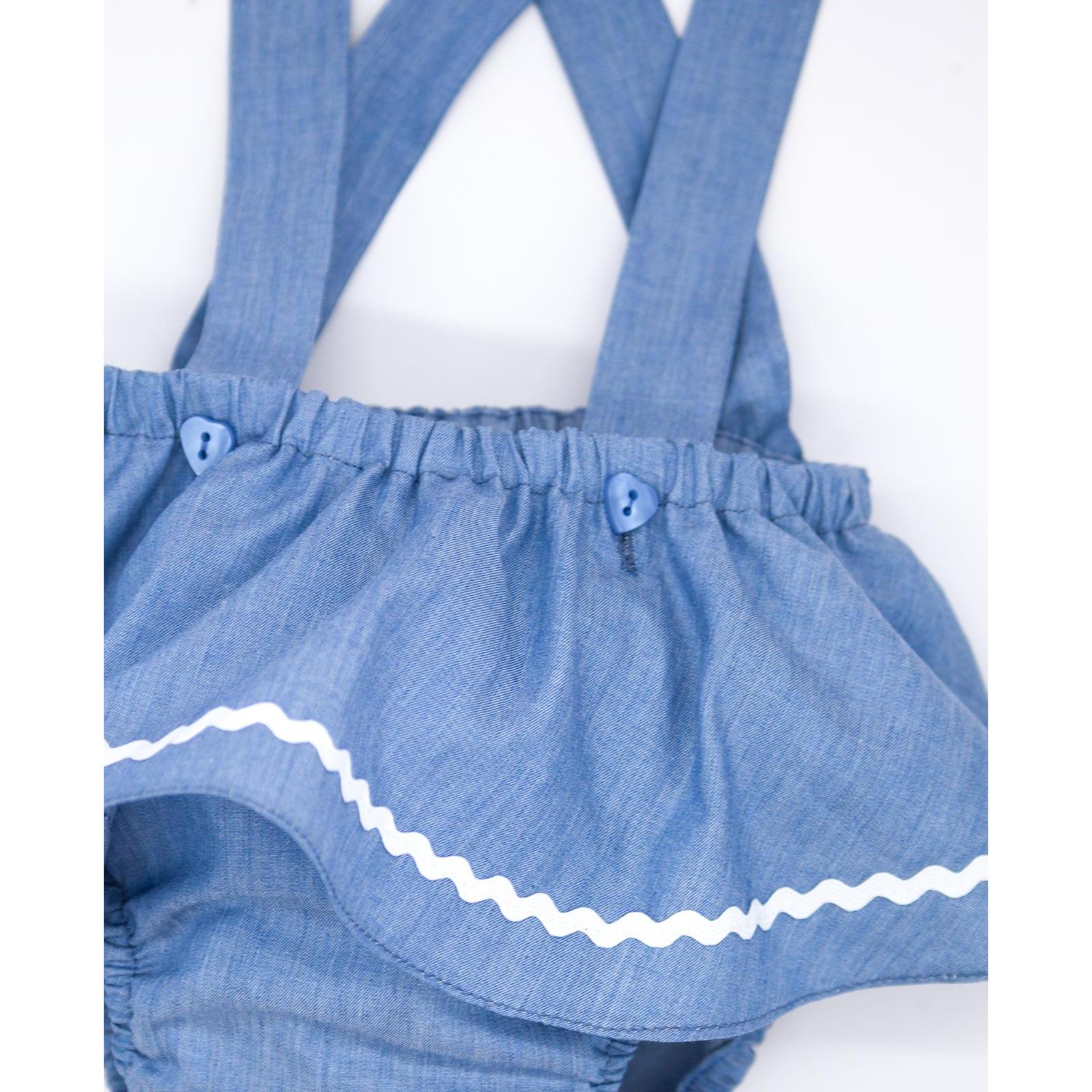 Cubrepañal azul, con tirantes y falda con picunela.