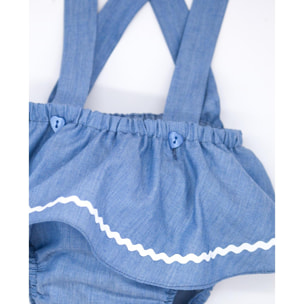 Cubrepañal azul, con tirantes y falda con picunela.