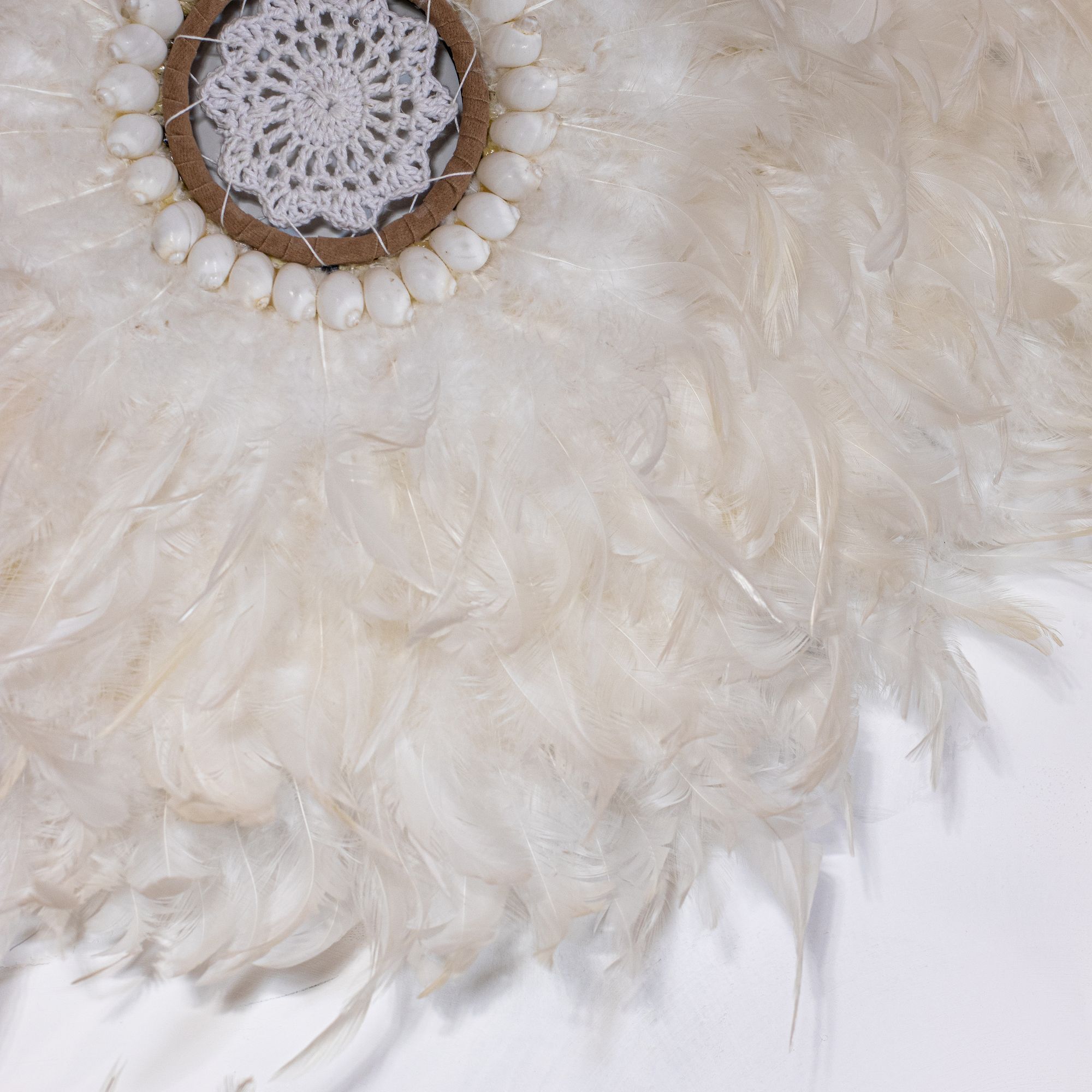 JUJUHAT DECORATION EN PLUMES BLANCHES ET COQUILLAGES Ø40 CM KAPAU