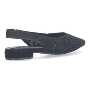 Zapato de salón de mujer elegante plano, destalonado.