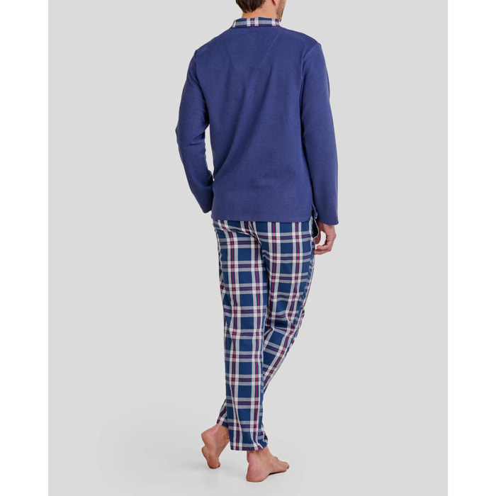 Pijama hombre parte superior tejido liso, abierto con cremallera, manga larga y pantalón largo estampado y bolsillos laterales